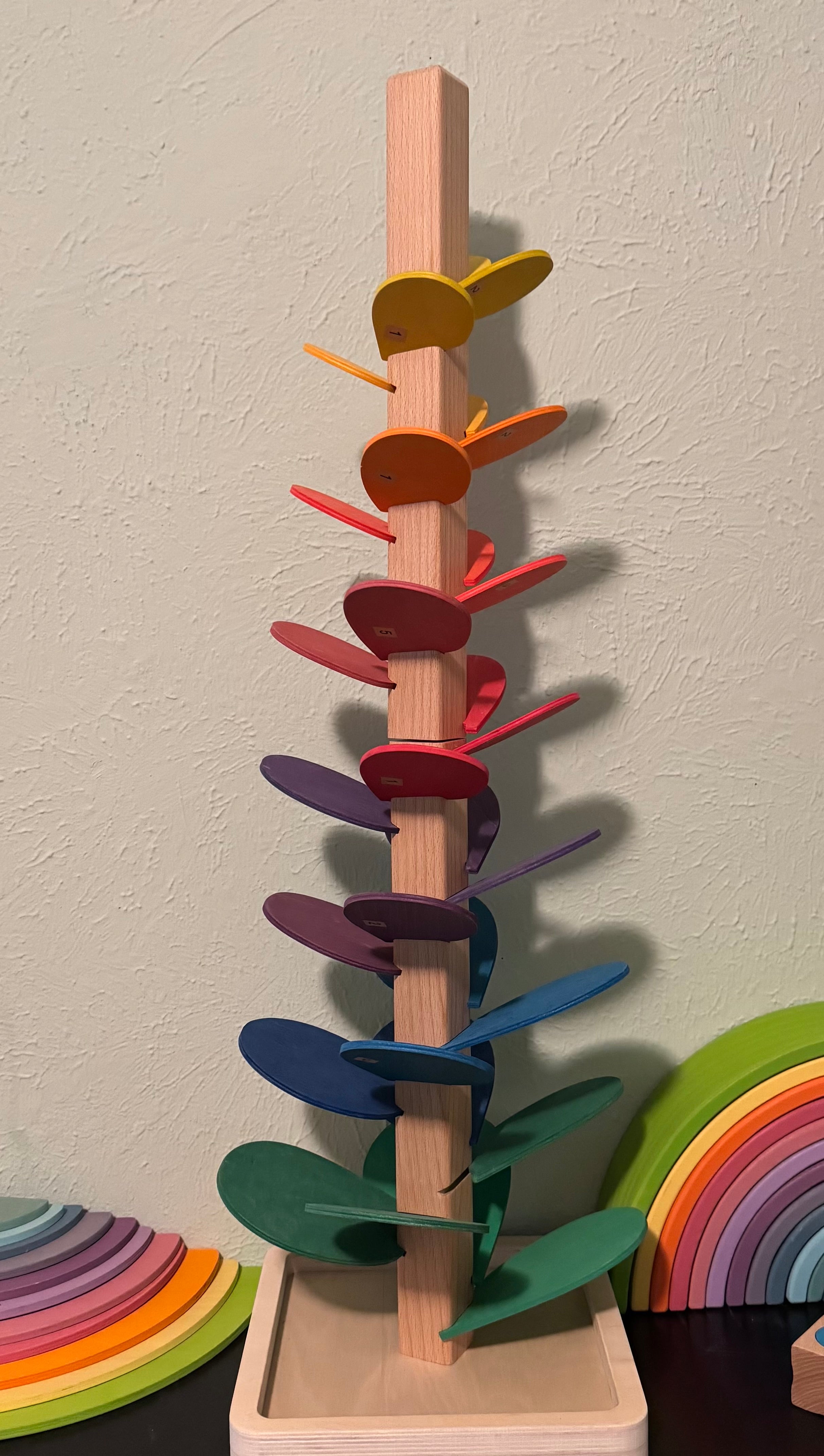 Árboles con música y pista de canicas con bolas