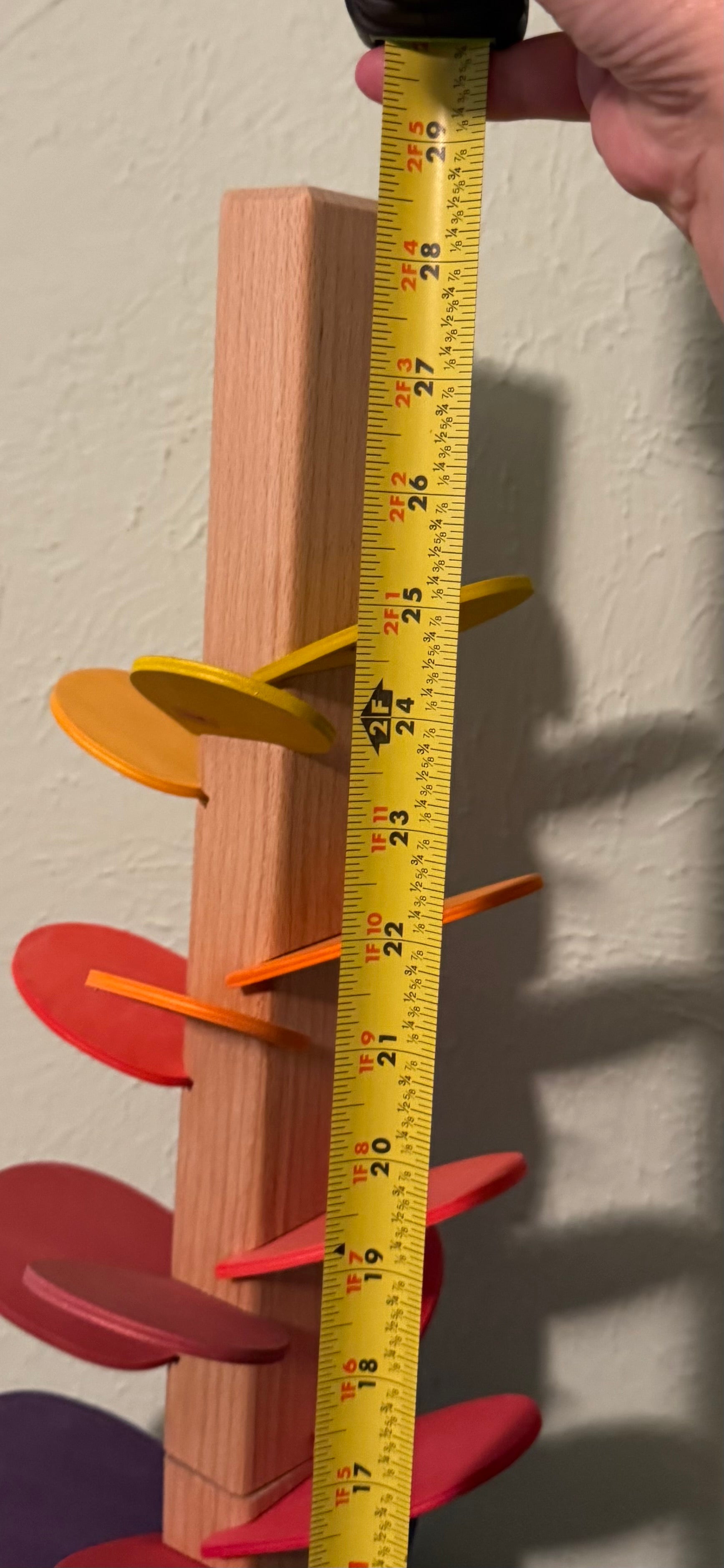 Árboles con música y pista de canicas con bolas