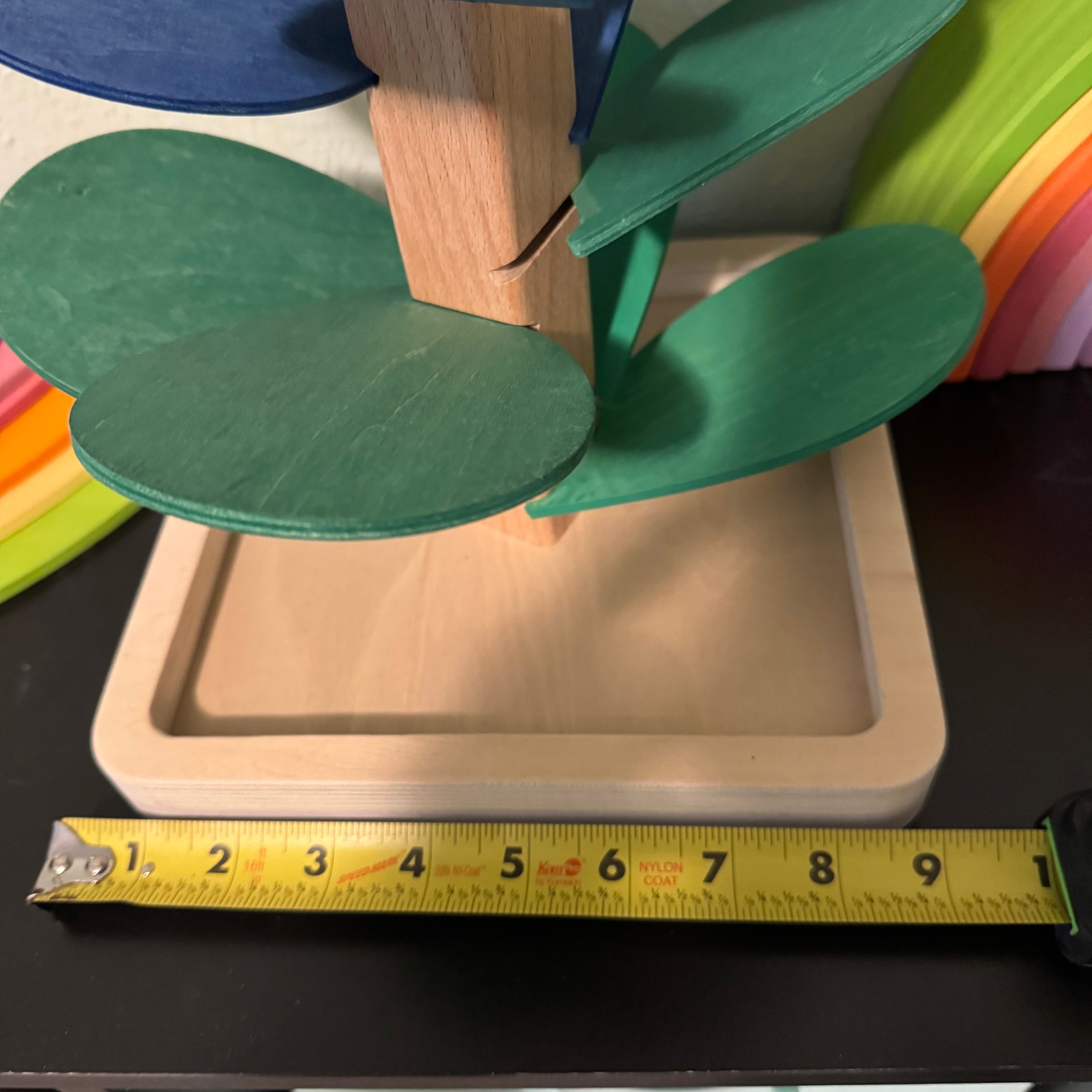 Árboles con música y pista de canicas con bolas