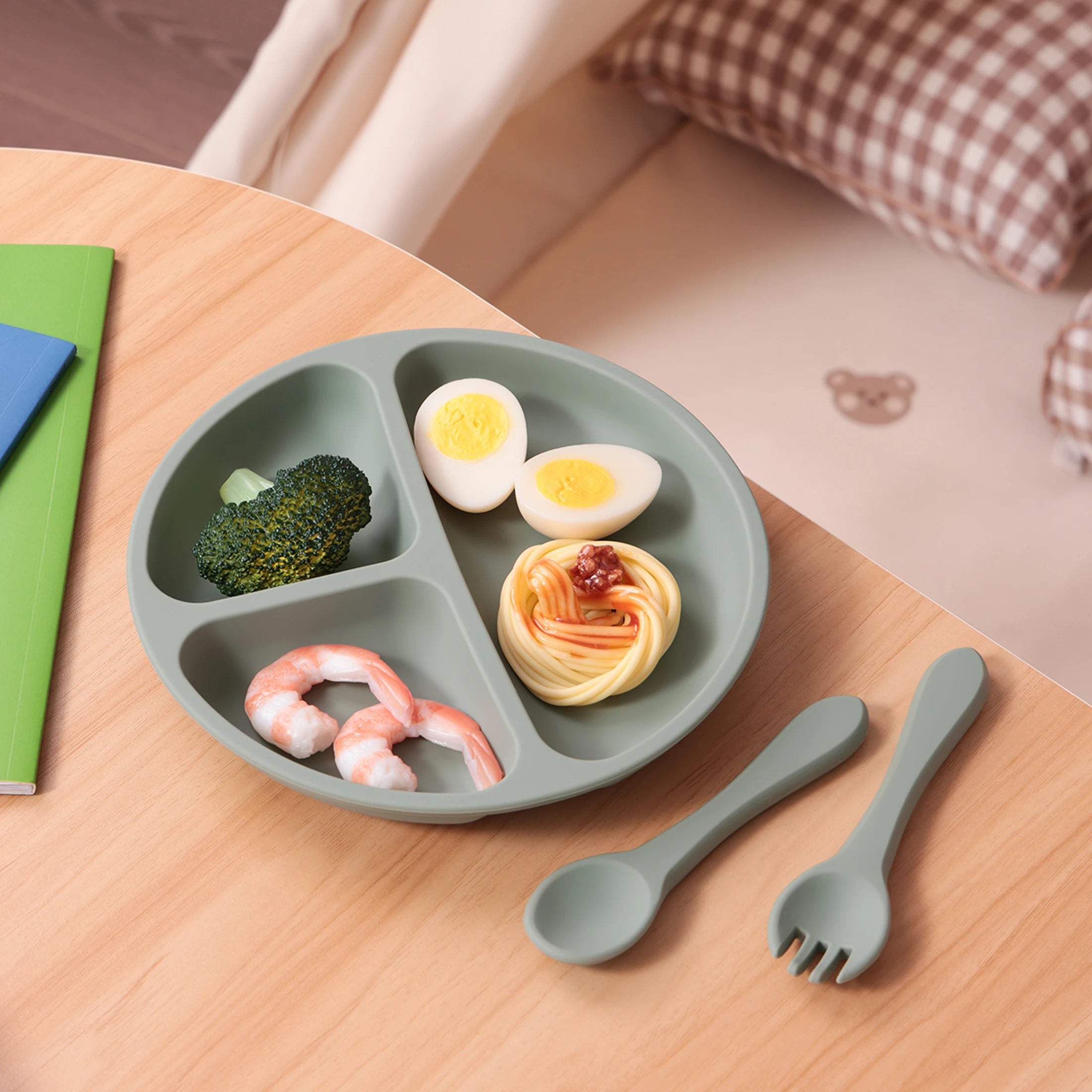 Sage plate with eggs, shrimp and broccoli