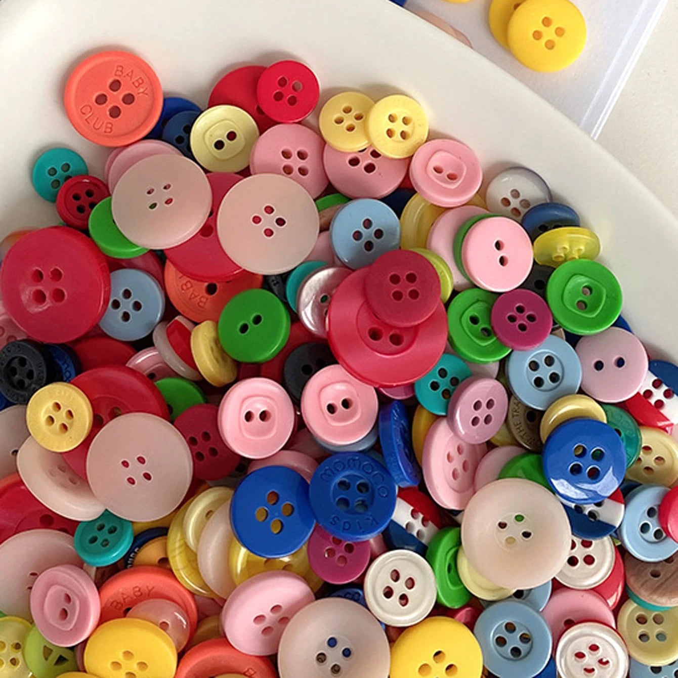 600pcs Circular Resin Buttons | Oliver Montessori Toys